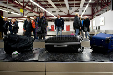 Berlin  Deutschland  Reisende warten auf ihr Gepaeck auf dem Flughafen Berlin-Tegel