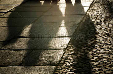 Berlin  Schatten dreier Menschen