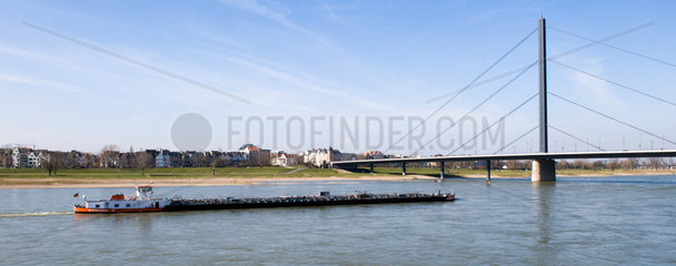 Duesseldorf  Deutschland  ein Frachter auf dem Rhein