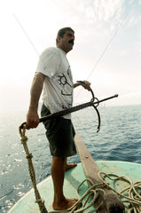 Alanya  ein tuerkischer Bootsfuehrer wirft den Anker