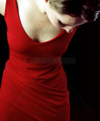 Berlin  eine junge Frau in rotem Kleid