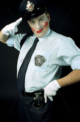 Berlin  ein Clown in Polizeiuniform