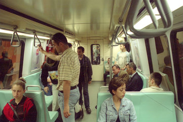 Menschen in einer Metro in Istanbul