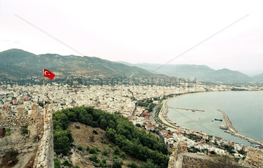 Alanya  die tuerkische Flagge auf der Festung Alanya Kalesi