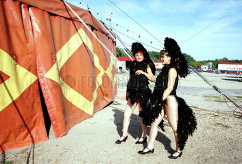 Berlin  Zirkusartistinnen vor dem Auftritt