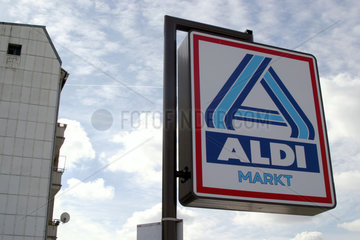 Berlin  Werbetafel vor einem ALDI-Markt
