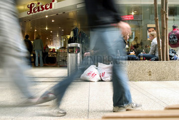 Berlin  Kunden im Einkaufszentrum