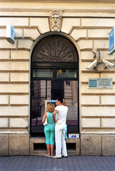 Menschen am Geldautomat der Banca Comerciala Romana (BCR) in Bukarest