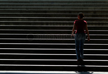 Berlin  eine junge Frau geht eine Treppe hoch