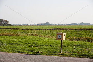 Pellworm  Schleswig-Holstein  einsamer Briefkasten auf dem Land