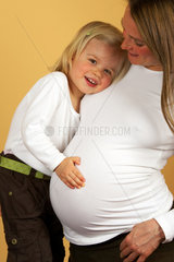 Schwangere Mami mit Kind
