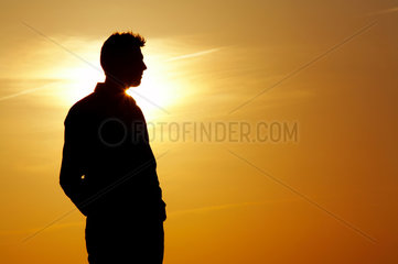Kiel  Silhouette eines jungen Mannes im Sonnenuntergang