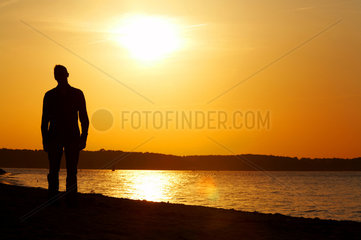 Kiel  Silhouette eines jungen Mannes im Sonnenuntergang
