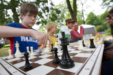 Kinder beim Schach spielen