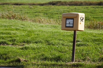 Pellworm  Schleswig-Holstein  einsamer Briefkasten auf dem Land