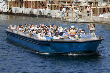 Ausflugsboot mit Touristen aller Nationen