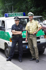 Blaue und gruene Polizeiuniform