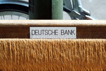 Berlin  eine Sitzbank mit Schild