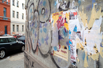 Berlin  Graffiti an einer Haeuserwand