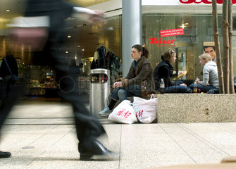 Berlin  Kunden im Einkaufszentrum