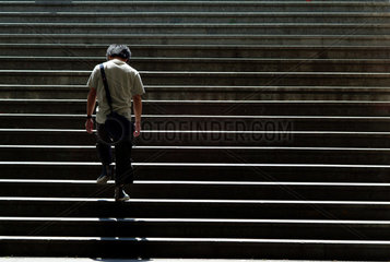 Berlin  ein junger Mann geht eine Treppe hoch