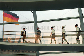 Bayerische Schuhplattler in der Reichstagskuppel