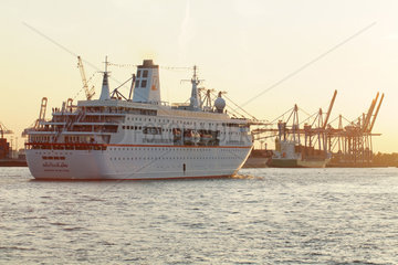 Hamburg  Deutschland  das Kreuzfahrtschiff Europa im Hamburger Hafen
