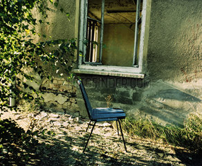 Berlin  Stuhl vor Hauswand auf verlassenem Brauereigelaende