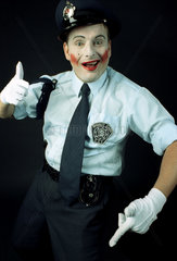 Berlin  ein Clown in Polizeiuniform