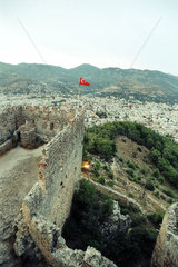 Alanya  die tuerkische Flagge auf der Festung Alanya Kalesi