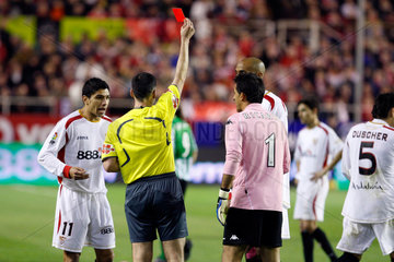Sevilla  Spanien  der Schiedsrichter zeigt die rote Karte bei einem Furssballspiel