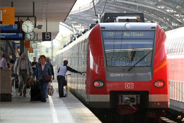 Koeln  Deutschland  Reisende auf einem Bahnsteig am Hauptbahnhof