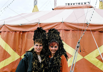 Berlin  Zirkusartistinnen vor dem Autritt