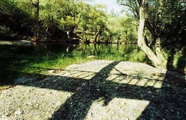 Alanya  Schatten einer Haengebruecke am Fluss