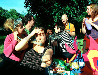 Berlin  junge Leute bei einem Picknick