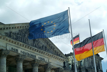 Berlin  Flaggen vor dem Berliner Reichstag