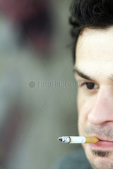 Ein Mann mit Zigarette im Mund