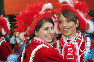 Berlin  lachende Funkenmariechen auf einem Karnevalszug