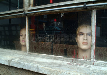 Berlin  Puppenkoepfe in einem alten Schaufenster