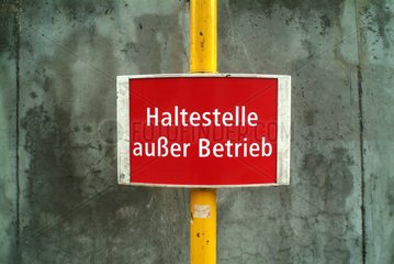 Berlin  Hinweisschild an einer Bushaltestelle am Mauerstreifen