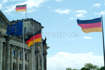 Berlin  Flaggen vor dem Berliner Reichstag