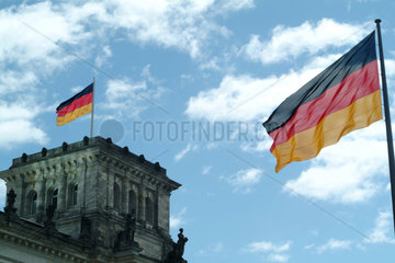 Berlin  Flaggen vor und auf dem Berliner Reichstag