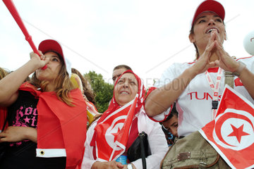 Berlin  weibliche tunesische Fans auf der Fanmeile