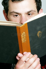 Ein Mann liest ein Buch