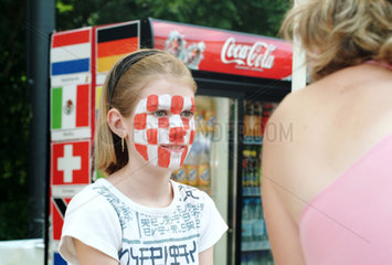 Berlin  Maedchen auf der Fanmeile  das Gesicht mit der kroatischen Flagge bemalt