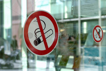 Berlin  Verbotsschilder an einer Glastuer