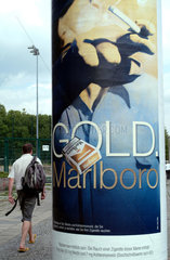 Berlin  Zigarettenwerbung der Marke Marlboro an einer Litfasssaeule