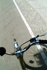 Berlin  ein Fahrradfahrer unterwegs