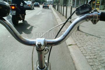 Berlin  ein Fahrradfahrer unterwegs