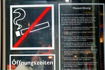 Berlin  Eingang eines Einkaufscenters mit Rauchverbotsschild